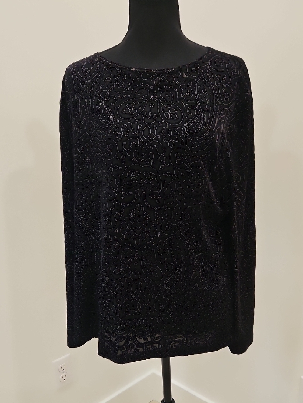 Dialogue Black Velvet Burnout Long-Sleeve Tee. Size L